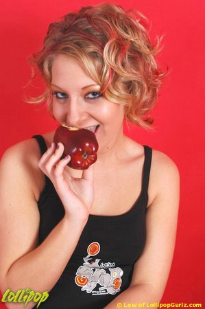 Natalie | An Apple For The Editor | Photos by Lew Vividere